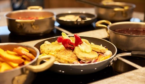 Kaiserschmarren mit Beeren und Butter in einer Pfanne