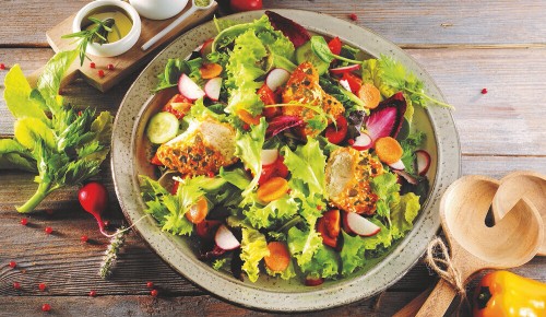 Ein frischer Blattsalat mit Radieschen, Tomaten und mehr
