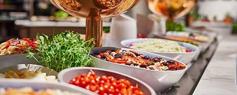 Verschiedene Schalen mit Salaten an einem INTERSPAR-Buffet