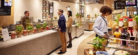 Mehrere verschiedene Personen an einem INTERSPAR Mittagsbuffet