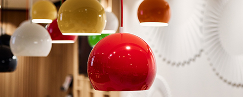 Mehrere bunte Lampen hängen von einer Decke