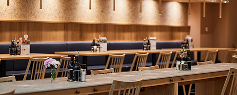 Eine lange Tafel in einem INTERSPAR-Restaurant
