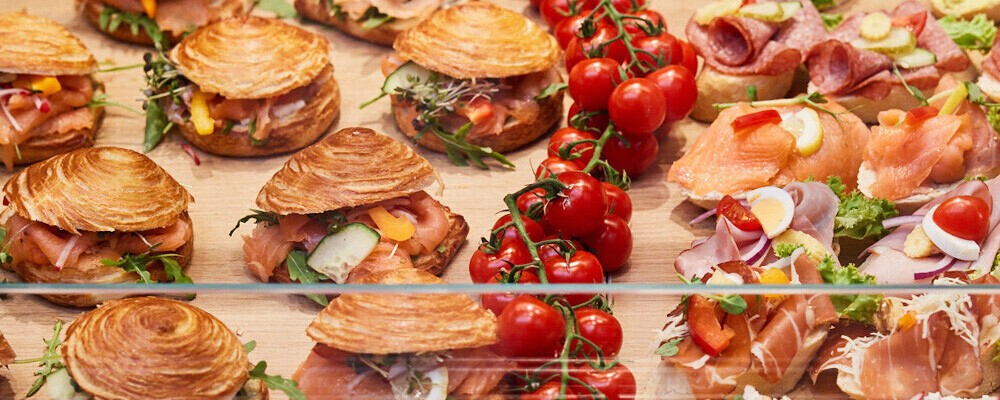 Verschiedene Snacks in einer gläsernen Café-Vitrine