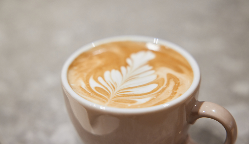 Ein Cappuccino mit einem schönen Milchschaummuster