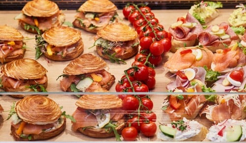 Verschiedene Snacks in einer gläsernen Café-Vitrine