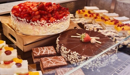 Verschiedene frische Kuchen in einer Glasvitrine