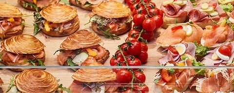 Verschiedene Snacks in einer gläsernen Café-Vitrine