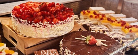 Verschiedene frische Kuchen in einer Glasvitrine