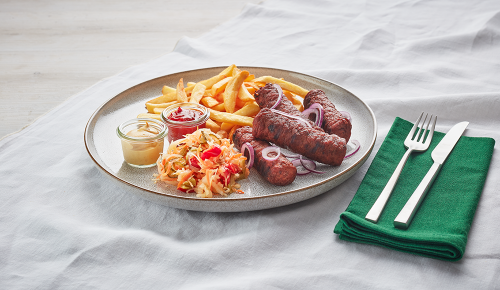 Frische Cevapcici mit Pommes und Salat