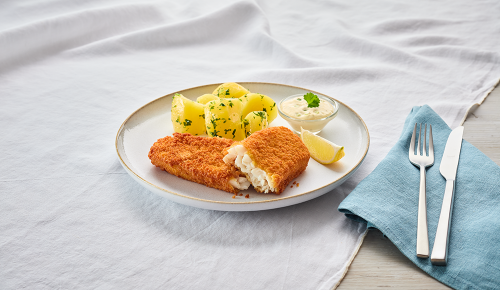 Ein gebackenes Seelachsfilet mit Petersilienkartoffeln und Sauce