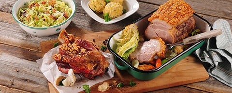 Ein frischer Schweinebraten mit einer schönen Kruste in einem Reindl