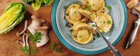 Steinpilz-Tortellini mit Kräutern und Olivenöl in einem Teller