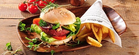 Ein Veggieburger mit Pommes auf einem Teller