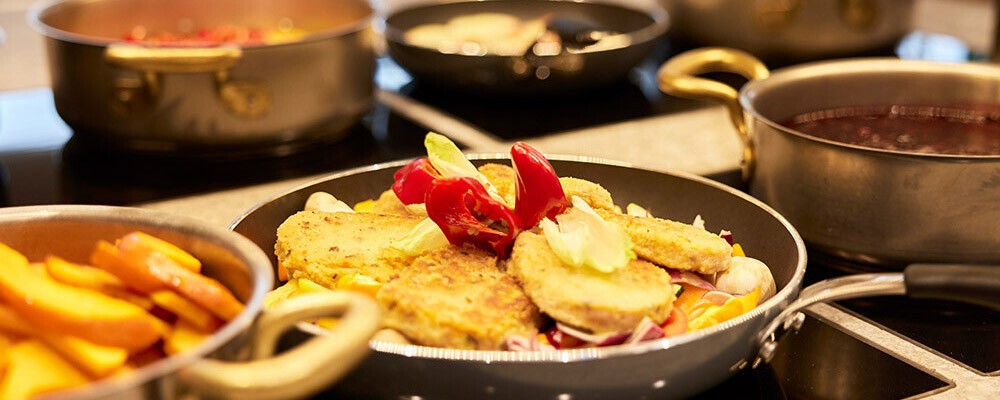 Ein frischer Kaiserschmarren in einer Pfanne