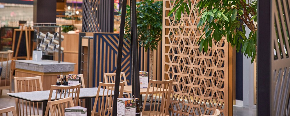 Mehrere Tische und Stühle in einem INTERSPAr-Restaurant