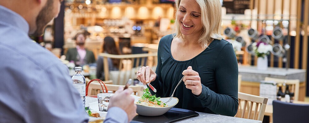 Zwei Personen beim Mittagessen in einem INTERSPAR-Restaurant