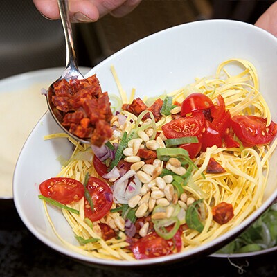 Frische Pasta mit Tomaten, Pinienkernen und Salsiccia