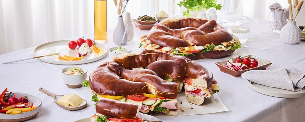 Eine gedeckter Tisch mit Partybrezen, Bier und Snacks