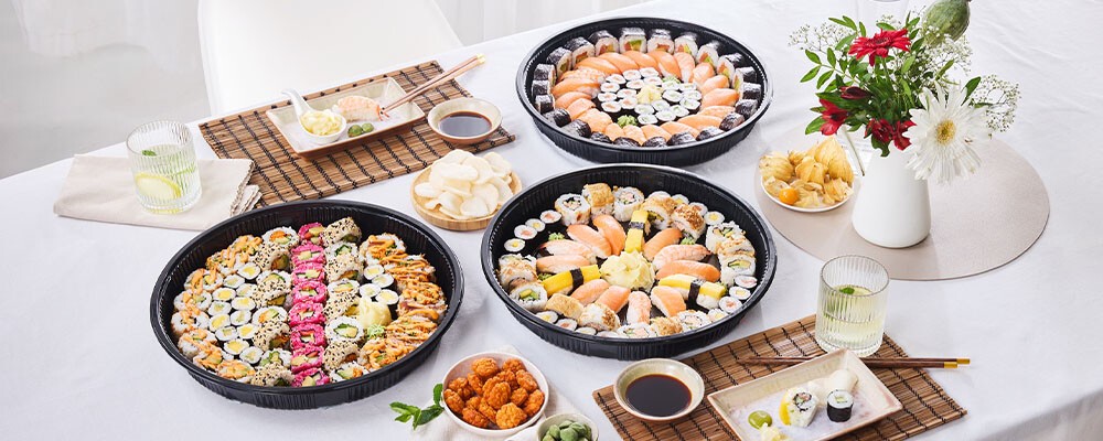 Eine gedeckter Tisch mit verschiedenen Sushi-Platten