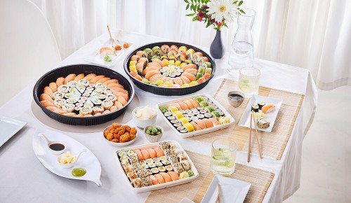 Eine gedeckter Tisch mit verschiedenen Sushi-Platten