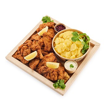 Ein frisches Backhendl. mit Kartoffelsalat und Preiselbeeren