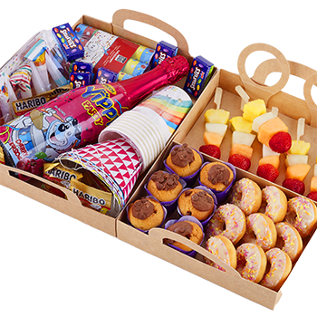 Eine Box mit kleinen Donuts, Fruchtspießen, Partygetränken und mehr 