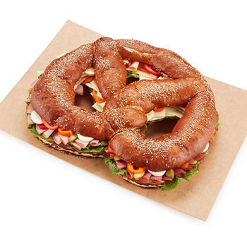 Eine pikante Partybreze mit Schinken, Eiern, Paprika, Salat und mehr