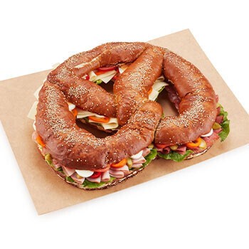 Eine Partybreze gefüllt mit Schinken, Käse, Paprika, Salat und mehr