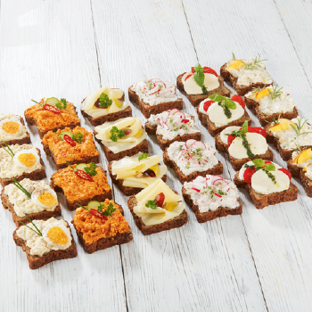 Verschiedene vegane Brötchen mit veganen Aufstrichen