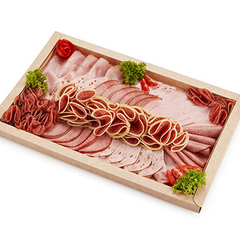 Eine klassische Wurstplatte mit verschiedenen Schinken, Salami und Wurst
