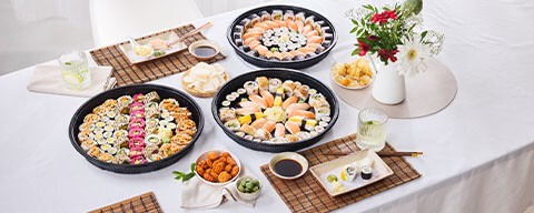 Eine gedeckter Tisch mit verschiedenen Sushi-Platten