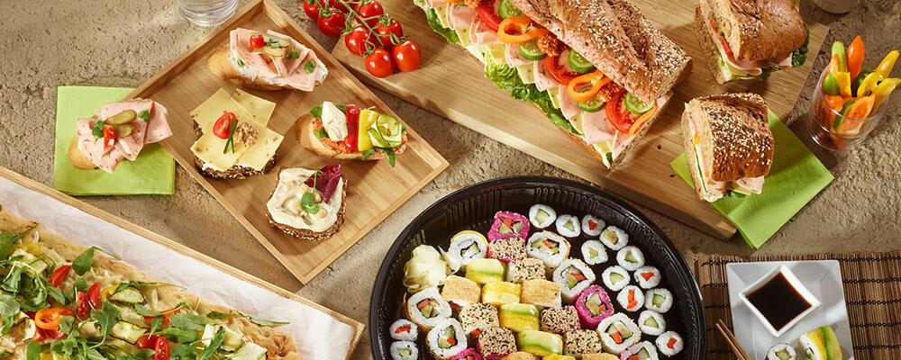 Vegane und vegetarische Partyservice-Speisen wie Sushi oder belegte Brötchen