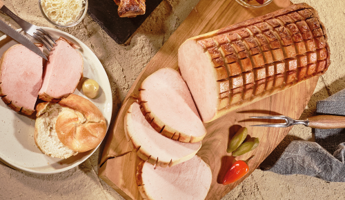 Frisch gebackener Ofenleberkäse mit Essiggurkerl und einer Semmel