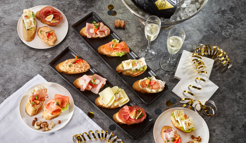 Verschiedene, mit Käse, Schinken und mehr, belegte Brötchen