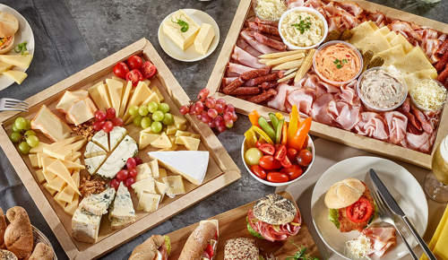 Eine Käse- und eine Wurst-Platte, sowie verschiedene belegte Brötchen