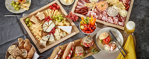 Eine Käse- und eine Wurst-Platte, sowie verschiedene belegte Brötchen