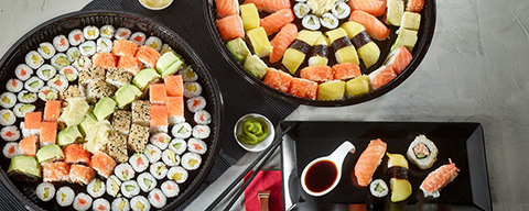 Mehrere Sushiplatten mit verschiedenen Sushi, Sashimi und Maki
