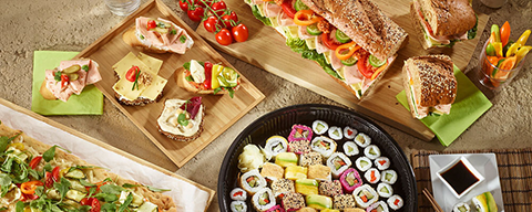 Vegane und vegetarische Partyservice-Speisen wie Sushi oder belegte Brötchen