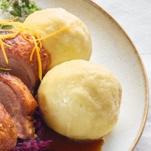 Zwei frische, saftige Kartoffelknödel