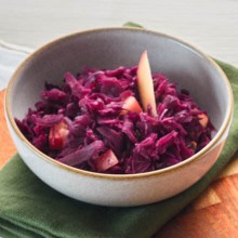 Frisch zubereitetes Rotkraut in einem Schüsselchen