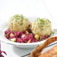 Zwei frische Semmelknödel in einer Schüssel