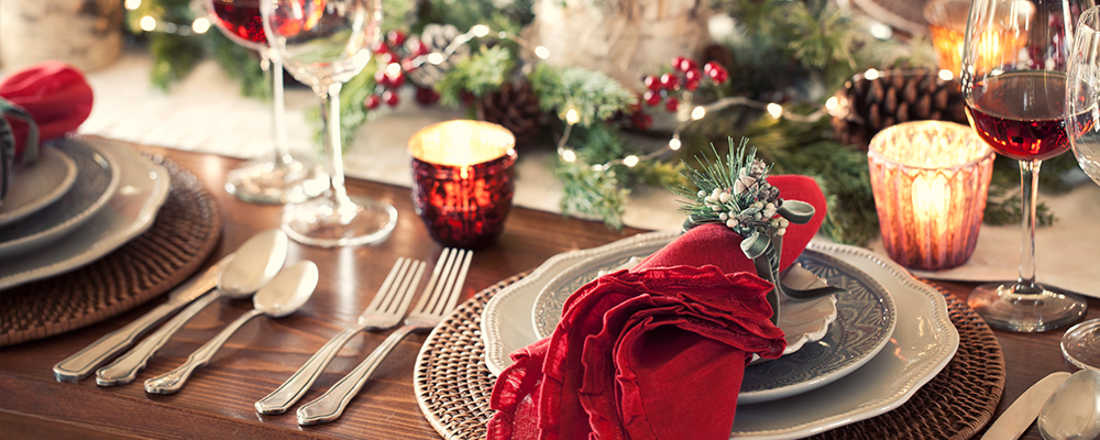 En schön geschmückter Weihnachts-Festtagstisch