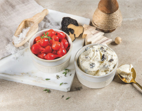 Antipasti und eine Creme in weißen Schälchen