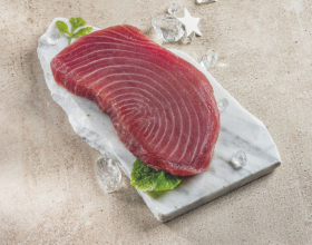 Ein großes Stück rohes Thunfischfilet