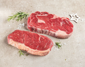 Zwei Stücke rohes Steak