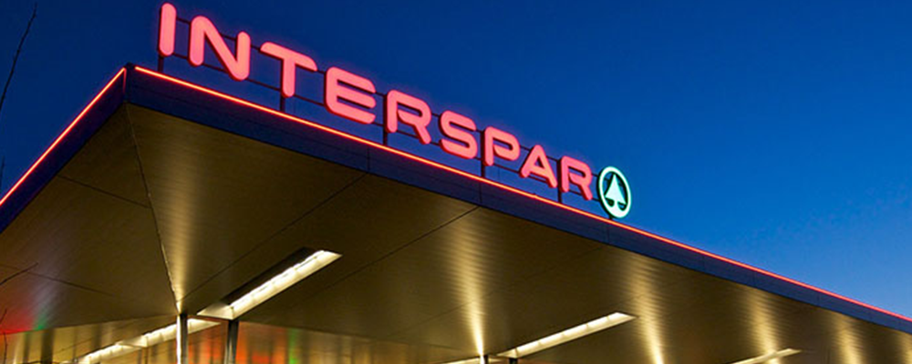 Außenansicht des INTERSPAR in Klagenfurt in der Abenddämmerung