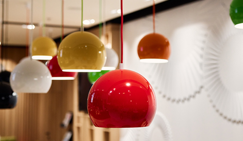 Viele bunte Lampen hängen in einem Café Cappuccino von der Decke