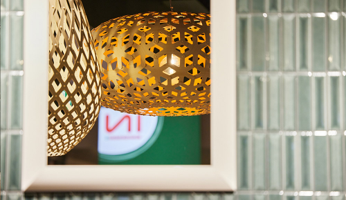 Spiegel an der Wand eines INTERSPAR Restaurants in dem sich eine Lampe spiegelt