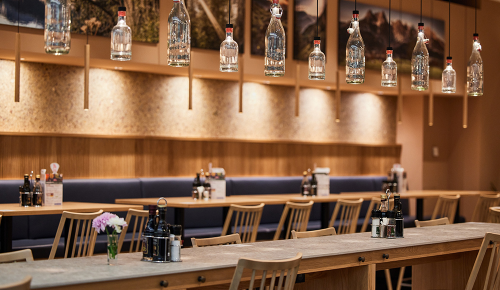Eine lange Tafel mit vielen Stühlen in einem INTERSPAR Restaurant