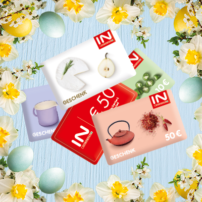 Mehrere verschiedene INTERSPAR-Geschenkkarten in einem Oster-Setting